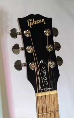 Gibson - J-45 Studio Walnut - Natural 4